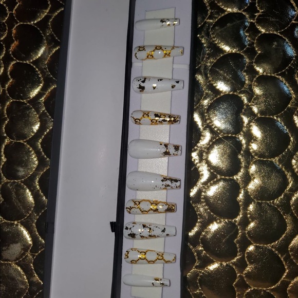 White & Gold Gucci gold flake press ons - Picture 3 of 6